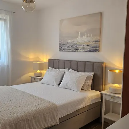 Antonia تروغير